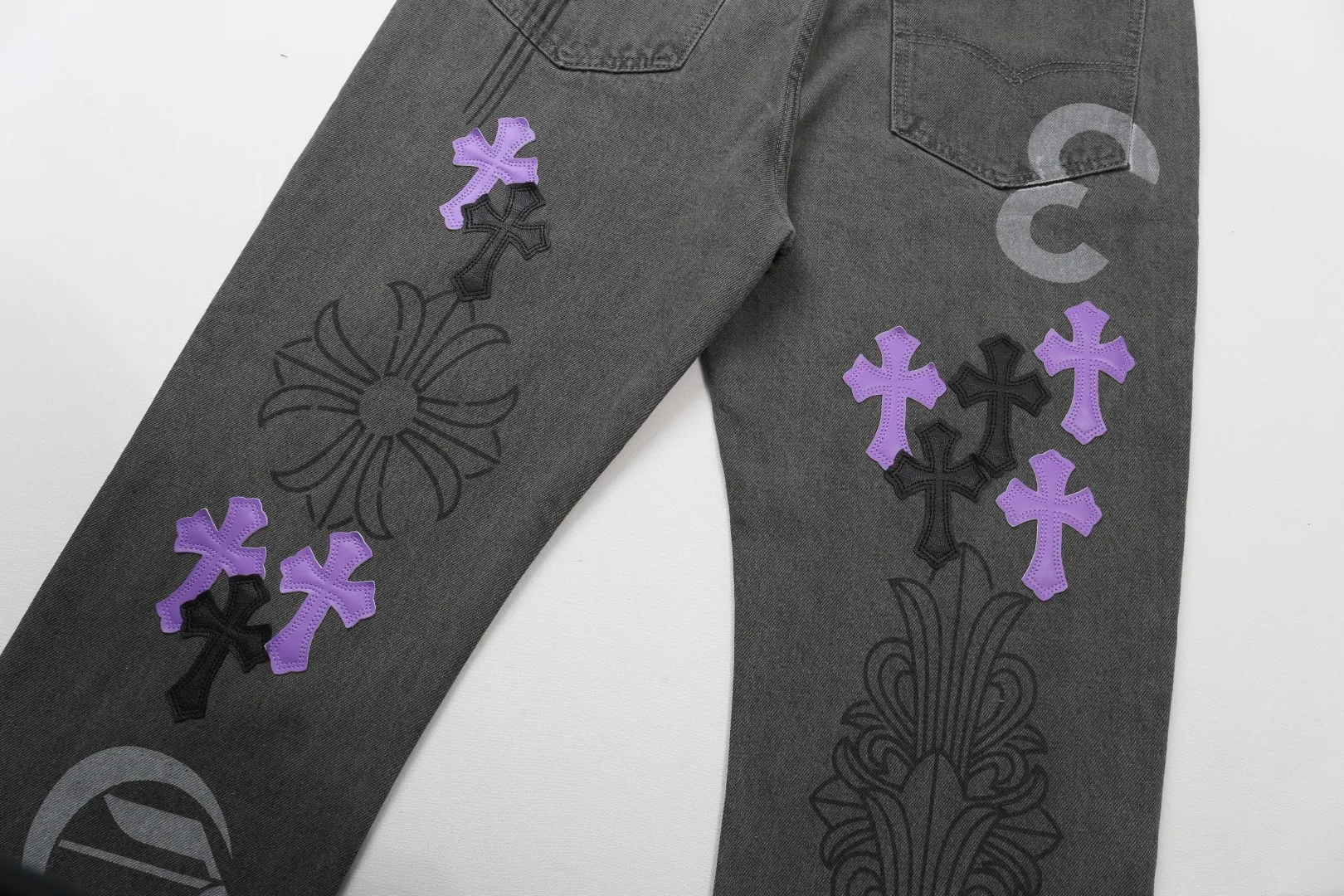 P250 [High-End] Chrome Hearts | 25TX CH Chrome Hearts Cross Gray and Purple Spray Painted Graffiti and Leather Limited Jeans - Chrome Hearts' most popular pants are made of beaded canvas fabric. Heavy washing makes the upper body of the fabric more textured and the pants are tall and straight! The three-dimensional cutting of the whole trousers is a masterpiece! The hardware is customized by zp. The beaded canvas fabric is thick and soft after being washed. It has good breathability. Customized small leather label. Unique design. The details are simple and elegant, and the workmanship is exquisite. The whole trousers are neatly routed and the details are in place! It’s so cool that both men and women can easily control the genderless trend!  Color: Gray Size: 30 32 34 36 Corresponding sizes m-xxl available in stock. Detailed sizes can be found in Figure 9